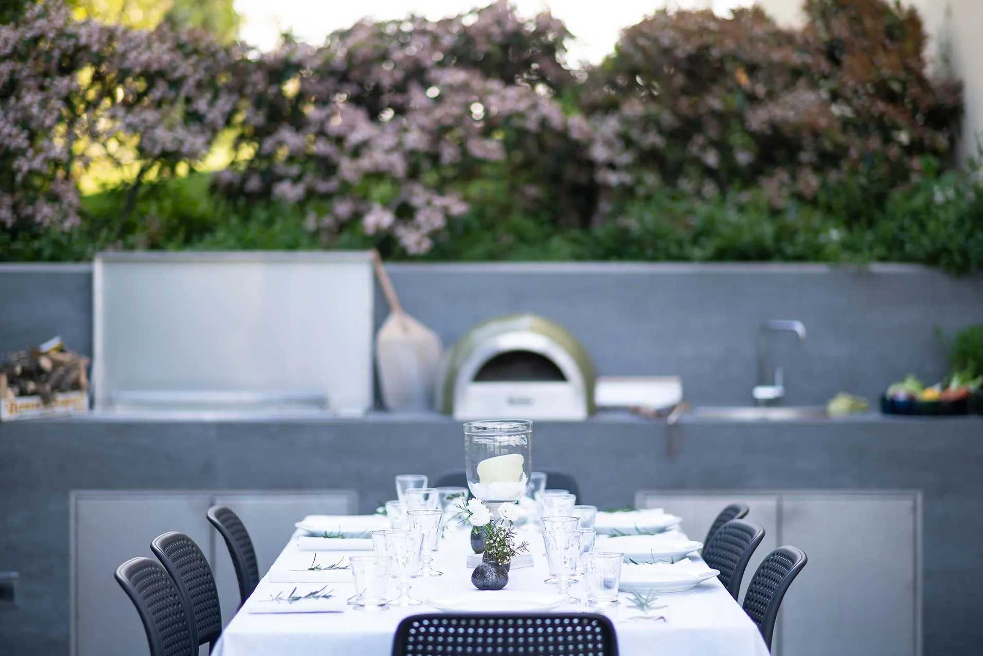 BBQ-table-setting_Villa-Olivo_Photo-credit_Davide-Bischeri