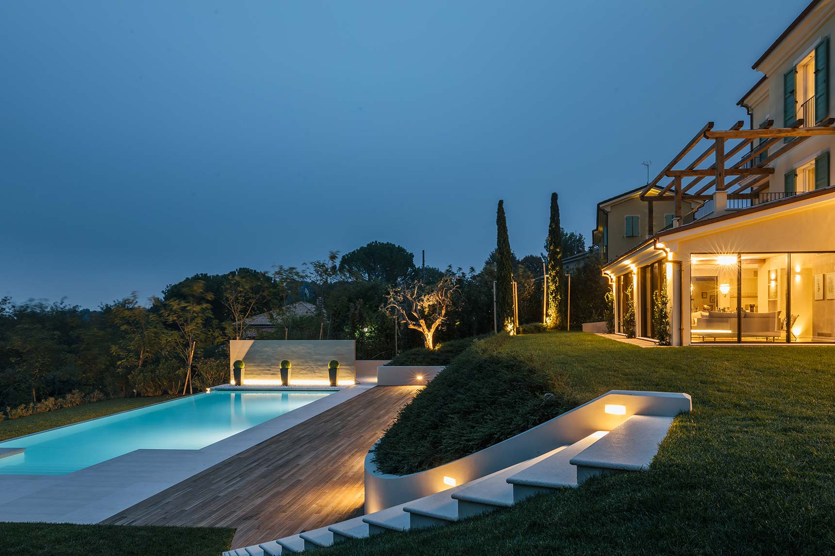 Side-view-of-villa-pool-at-night__Villa-Olivo_Photo-credit-Andrea-Volpini.jpg